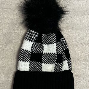 Stylish Black and White Women’s Pom-Pom Beanie